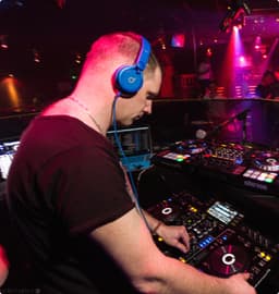 Alex est un DJ