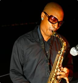 Jimmy est un saxophoniste